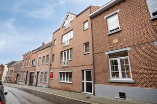 Droomt u van een toegankelijk appartement op een toplocatie in Tongeren?<br /><br />Dit gelijkvloers appartement in de Jekerstraat 17 combineert centraal wonen met maximaal comfort.<br />U woont hier midden in het bruisende stadscentrum, met alle voorzieningen op wandelafstand. Het nabijgelegen Regulierenplein biedt volop parkeergelegenheid, een zeldzaam voordeel in het centrum. Winkels, restaurants, cultuur en openbaar vervoer liggen allemaal binnen handbereik.<br /><br />Het volledige appartement bevindt zich op het gelijkvloers, zonder enige trede. Deze drempelvrije toegang maakt het ideaal voor wie gemak en toegankelijkheid waardeert. Binnen vindt u twee ruime slaapkamers en een lichtrijke leefruimte. Dankzij de dubbele beglazing geniet u van uitstekende isolatie en een aangename rust, ondanks de levendige omgeving.<br /><br />Achter het appartement wacht een ruime koer, een zeldzame luxe in het stadscentrum. <br />Het huidige EPC-label biedt verbeteringskansen die met beperkte investeringen gerealiseerd kunnen worden, een kans om uw eigendom toekomstbestendig te maken.<br /><br />Met een brutorendement van <strong>5,1%</strong> is dit appartement ook financieel interessant voor investeerders.<br /><br />Een zeldzame combinatie van centrale ligging, toegankelijkheid en potentieel. Plan uw bezoek en ontdek zelf wat dit appartement u te bieden heeft.