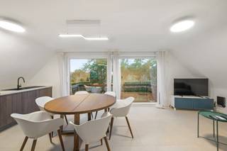 <p><span>Cet appartement entièrement rénové situé dans la Résidence Het Park combine des finitions contemporaines, une distribution pratique et une situation de premier choix à Coxyde, à proximité du parc et de l’environnement verdoyant autour de la résidence.</span></p>
<p><span>L’appartement comprend un séjour lumineux avec une nouvelle cuisine sur mesure, trois chambres, une salle de bains entièrement rénovée et une terrasse à l’arrière offrant une belle vue sur la verdure. Les grandes fenêtres assurent une belle luminosité et renforcent la sensation d’espace dans le séjour.</span></p>
<p><span>Les finitions ont été entièrement renouvelées et l’appartement est vendu prêt à emménager. Sur le plan technique également, l’appartement a été modernisé, notamment avec une nouvelle pompe à chaleur et un certificat PEB favorable de label B.</span></p>
<p><span>La Résidence Het Park dispose d’un ascenseur desservant tous les étages. La situation est un véritable atout : calme et verdoyante, à proximité du parc, tout en restant proche du centre, des commerces, de l’horeca, de la plage et des dunes.</span></p>
<p><span>Garage ou emplacement de parking disponible en option.<br /><strong></strong></span><span></span></p>
<p><strong><span>Atouts</span></strong></p>
<ul>
<li><span>Entièrement rénové</span></li>
<li><span>91 m² habitables</span></li>
<li><span>3 chambres</span></li>
<li><span>Terrasse avec vue verdoyante</span></li>
<li><span>PEB label B</span></li>
<li><span>Ascenseur présent</span></li>
</ul>
<p><span>N’hésitez pas à nous contacter pour plus d’informations ou pour une visite.</span></p>
<p><strong><span>Verborgh Real Estate</span></strong><span> — +32 470 54 82 28</span><br /><strong><span>Covico</span></strong><span> — +32 494 87 22 32</span></p>