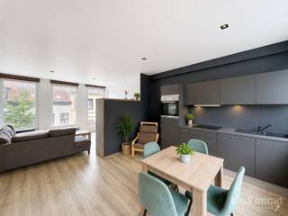 Mooi appartement op de tweede verdieping met een riant terras. Inkomhal, lichtrijke leefruimte (ca 37m²) met een open geïnstalleerde keuken. De moderne keuken is uitgerust met keramische kookplaat, oven, dampkap, vaatwasser en koelkast met vriesvak. Vanuit de keuken toegang tot het het riante terras (ca.13m²) met een open en groen uitzicht. Ruime slaapkamer (ca 18m²) is gelegen aan de voorzijde De badkamer is voorzien van een toilet, inloopdouche en badkamermeubel. Ook is er een aparte berging (ca 3m2) met aansluiting voor wasmachine en droogkast. Dit appartement combineert comfortabel wonen met een gunstig energieverbruik dankzij het uitstekende EPC-label B. De goede energieprestatie vertaalt zich in lagere energiekosten, een aangenaam binnenklimaat en een duurzame meerwaarde op lange termijn. Ideaal voor wie op zoek is naar een moderne en toekomstgerichte woonst. Elektriciteit Conform. EPC B. Privatieve Cv op gas, dubbele beglazing. Kleinschalig gebouw. Fietsenberging aanwezig op de gelijkvloerse verdieping.