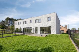 <p><span>Gelegen op een swing van de Winge Golf en Country Club, vlakbij het Gouden Kruispunt en alle belangrijke invalswegen, zijn wij verheugd, dit nieuwbouwproject in Tielt-Winge te koop aan te bieden. Deze nieuwbouwwoning op een perceel van 347 m² en met een bewoonbare oppervlakte van 192 m², is gesitueerd in een rustige, groene omgeving en werd gerealiseerd door de gerenommeerde bouwfirma Dezimmo. De driegevelwoning met een gevelbreedte van maar liefst 8 m, in een moderne en tijdloze bouwstijl, is hoogwaardig afgewerkt en voorzien van alle modern bewoningscomfort, zijnde overal vloerverwarming, warmtepomp, zonnepanelen en zoveel meer. Op het gelijkvloers bevindt zich een inkomhal met vestiaireruimte, een gastentoilet en een praktische inpandige garage. Verder telt het gelijkvloers een lichtrijke, cosy leefruimte bestaande uit een eet- en zithoek, die naadloos overloopt in de volledig ingerichte leefkeuken. De leefruimte grenst aan de tuinzijde en via het hefschuifraam heeft u toegang tot het zonovergoten terras, waar het heerlijk vertoeven is. De tweede verdieping beschikt over een nachthal, 3 volwaardige slaapkamers, een volledig uitgeruste badkamer, een berging en een technische ruimte. Tot slot biedt de oprit plaats voor het parkeren van twee wagens. Kortom, een ware opportuniteit voor mensen die energiezuinig, ruim, tijdloos en luxueus wensen te wonen in een kindvriendelijke en groene omgeving op een boogscheut van Leuven. Een niet te missen buitenkans! </span></p><p><span> </span></p>