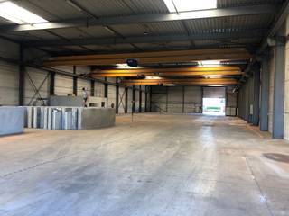 Instapklaar en veelzijdig bedrijfsgebouw in industriepark Doornpark te Beveren-Waas, met 1.375 m² magazijn met 8m vrije hoogte en ca. 290...