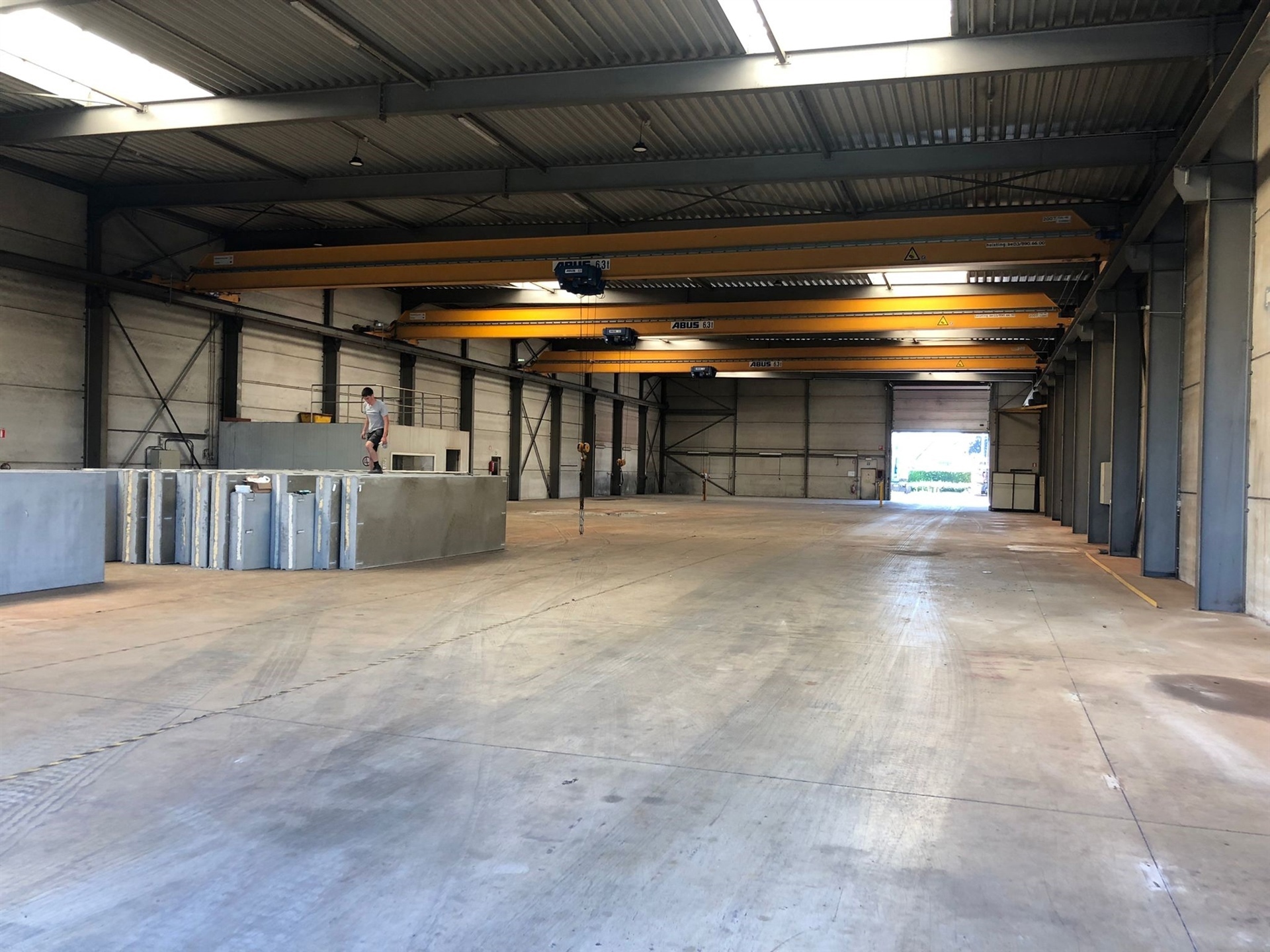 Magazijn 1.375m², hoogte 8m en kantoor 290m² en parking 9 pl - foto 3