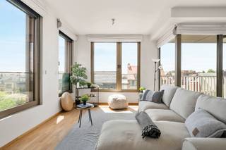 TOPGELEGEN APPARTEMENT met 2 slaapkamers en leuk ZONNETERRAS met mooi ZICHT op groen en op de Veemarkt. Gelegen pal in het CENTRUM van KORTRIJK in...