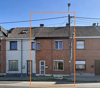 Te koop: Rustig gelegen <u><strong>starters of investeringswoning </strong></u>met koer en uitweg<br />📐95 m² bewoonbaar    🛏️ 3 slaapkamers    ☀️ Ruim terras met uitweg<br />Deze rustig gelegen starterswoning biedt alle troeven voor wie op zoek is naar een betaalbare en gezellige woonst.<br />Binnenin bereik je via de inkomhal de lichtrijke woonkamer met aansluitend de keuken en badkamer met toilet. Verdieping één biedt drie slaapkamers.<br />De ruime zolder bereikbaar via een vaste trap biedt extra mogelijkheden. Gezellige buitenkoer met ruime bergplaats en uitweg achteraan.<br />📩 Neem contact op met Peggy 0478/37.00.82 of peggy@berno.be voor meer informatie of een bezoek.