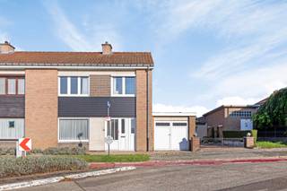 <span><strong>**Op te frissen woning te Lubbeek**<br /></strong></span><span><strong>Beelden zijn renders van hoe de ruimte zou kunnen zijn na renovatie. </strong></span><br /><br />Op een <strong>perceel van 1a84ca </strong>bieden wij u deze <strong>halfopen bebouwing</strong> aan. De woning is op heden perfect instapklaar maar kan mits enkele opfrissingen een moderne uitstraling verkrijgen. De woning is gelegen in de <strong>Sint-Maartensdal buurt te Lubbeek</strong> dewelke gekend is als een zeer levendige gemeente met veel voorzieningen, winkels en handelaars. <br /><br />Op de gelijkvloerse verdieping kan je een leefruimte en keuken vinden. Bijkomend een berging en een eerste badkamer die vernieuwd werd in 2018. De woning omvat <strong>drie slaapkamers </strong>en een <strong>tweede badkamer</strong> dewelke te vinden zijn op de eerste verdieping. Naast de mogelijkheid om de zolder om te vormen tot een extra slaapkamer of een hobbyruimte, biedt de woning ook de kans om uit te breiden boven de garage. Op deze basis ben je in de mogelijkheid extra bewoonbare oppervlakte te creëren. <br /><br />De woning is gedeeltelijk onderkelderd en heeft een <strong>garage,</strong> ideaal als opbergruimte en het parkeren van uw wagen en de fietsen.<br /><br /><span><strong>Meer informatie of een bezoek ter plaatse? Dat kan! Contacteer onze vastgoedmakelaar Jacky: jacky@connect-immo.be - 0495 53 46 49.</strong></span><br /><br />EPC: Label E<br />Wgld-Gdv-Gvv-Gvkr