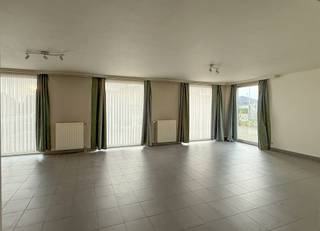 <p>Dit aangenaam appartement bevindt zich op het gelijkvloers. Via de inkomhal bereikt u de lichtrijke leefruimte met open keuken, die samen zorgen voor een ruime en comfortabele woonbeleving. Het appartement beschikt over twee slaapkamers en een praktische badkamer met douchebad en lavabo. Het toilet bevindt zich apart. In de afzonderlijke berging zijn aansluitingen voor wasmachine en droogkast voorzien.</p><p>Als extra troef beschikt het appartement over een afgesloten garage met automatische poort (gedeelde toegang, maar elk zijn eigen staanplaats), inbegrepen in de huurprijs. Daarnaast is er een gedeelde fietsenstalling met plaats voor twee fietsen. Het gebouw wordt verwarmd op gas en is voorzien van aluminium ramen met HR-glas. Het gunstige EPC-label B verzekert een energiezuinige woonst.</p><p>De gemeenschappelijke kosten omvatten o.a. de verlichting van de traphal en de jaarlijkse reiniging van de sanitaire put. Deze worden afgerekend bij de jaarlijkse huurindexatie.</p><p>Beschikbaar vanaf 1 december 2025.<br />Interesse? Contacteer Nathan voor een bezoek. </p><p>nathan.van.renterghem@immo-zone.be of 0479/93.41.49</p>