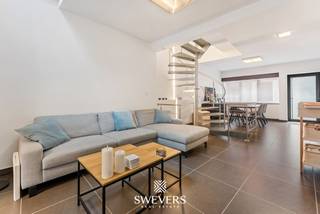Voor meer info en foto’s, surf naar www.swevers.be – Aan de Hamelstraat 46 in Sint-Truiden bevindt zich deze ruime en instapklare stadswoning met 177 m² bruikbare oppervlakte. Dankzij vier slaapkamers, twee badkamers en een aangenaam terras is dit een praktische woning voor wie centraal én ruim wil wonen. Maar ook interessant voor investeerders die op zoek zijn naar een gerenoveerde stadswoning met verhuurpotentieel. Op het gelijkvloers vinden we de open leefruimte, aansluitend bevinden zich de centrale traphal en ruime zithoek. Samen bieden de leefruimtes 36 m². Achteraan ligt de keuken van 11,71 m². De eerste verdieping omvat een slaapkamer, badkamer en een ruime kamer die dienst kan doen als bureau/hobbyruimte. Via het schuifraam bereikt u het terras van 16 m², een fijne buitenruimte midden in de stad. Op de tweede verdieping bevinden zich bijkomende slaapkamers, een tweede badkamer en nachthal. De vier slaapkamers meten 15,06 m², 15,24 m², 13,1 m² en 10,26 m². Daarnaast beschikt de woning over drie toiletten. Extra opbergruimte vindt u in de gewelfde kelder van 12,32 m², berging en zolderruimte. De verwarmingsketel werd in 2024 vernieuwd. Scholen, winkels, horeca en ontspanning bevinden zich vlakbij. Het station ligt op ongeveer 1,2 km. Een ruime stadswoning met een goede indeling, eigen buitenruimte en alle dagelijkse voorzieningen binnen handbereik. Voor meer informatie, bel 012 699 900. Bron bewoonbare oppervlakte: EPC – verslag.