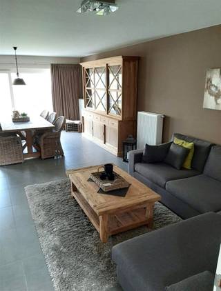 <p><span>Recente woning in rustige omgeving</span></p><p><span>Deze charmante woning in landelijke stijl combineert hedendaags wooncomfort met een rustige ligging en een energiezuinige afwerking. Een ideale thuis voor wie op zoek is naar comfortabel en zorgeloos wonen. </span></p><p><span>De woning is gelegen in een bijzonder rustige, aangename omgeving en bevindt zich toch op korte afstand van het centrum, winkels, scholen en andere voorzieningen.</span></p><p><span>Bij het binnenkomen wordt u verwelkomd in de inkomhal dewelke overgaat tot een ruime en licht rijke leefruimte, die dankzij de grote raampartijen een prachtig uitzicht biedt op de zuid gerichte tuin. Voor extra wooncomfort is de living uitgerust met airconditioning.</span></p><p><span>De moderne, volledig ingerichte keuken is voorzien van een prachtig composieten werkblad en alle noodzakelijke toestellen, waardoor koken een waar plezier wordt.</span></p><p><span>De woning telt drie volwaardige slaapkamers. De ruime master bedroom beschikt eveneens over airconditioning. Alle slaapkamers zijn uitgerust met horren en beschikken over een aansluiting voor televisie en internet. De badkamer is stijlvol ingericht en voorzien van een comfortabele inloop douche en dubbele lavabo.</span></p><p><span>Op het vlak van energiezuinigheid scoort deze woning uitstekend dankzij de aanwezigheid van zonnepanelen, wat resulteert in een lager energieverbruik en een lagere energiefactuur.</span></p><p><span>Ook praktisch is deze woning volledig uitgerust. Zo beschikt u over een garage met een elektrische sectionale poort. De ramen zijn voorzien van draperieën en horren, alle verlichtingsarmaturen zijn reeds geplaatst en bovendien is er een grasmachine aanwezig voor het onderhoud van de tuin.</span></p><p><span>De zonnige, zuid gerichte tuin vormt de ideale plek om in alle rust te genieten van het buitenleven en sluit naadloos aan op de leefruimte.</span></p><p><span>Kortom, deze recente en uitstekend onderhouden woning biedt alle hedendaagse comfort, een energiezuinige inrichting en een rustige ligging, terwijl u toch geniet van een vlotte bereikbaarheid naar het centrum. Een ideale thuis voor wie op zoek is naar comfortabel en zorgeloos wonen.</span></p><p><span> </span></p><p><span>Verdere info of een bezoek ter plaatse contacteer Immo Twins 052/55.55.55 of info@immotwins.be</span></p>
