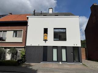 Dit prachtige duplex-appartement(153m²) is gelegen in Mechelen Zuid, nabij Watertoren.Via de inkomhal bereiken we de living met open keuken welke uitgeeft op het zonneterras (15m²). Aansluitend is er een wasplaats, WC en vestiaire. Op de 2de verdieping zijn er 3 slaapkamers, traphal, badkamer en WC.Verder beschikt het appartement nog over een autostaanplaats voor het gebouw en een ruime zolderberging.