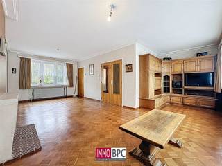 <p><span>Welcome to this versatile and attractive home in Ganshoren, a property with exceptional potential for families. With a total land area of 110 m², three bedrooms, spacious living areas and practical side rooms, this property offers a solid foundation for those looking for space, comfort and possibilities.</span></p><p><span>Layout and Living Spaces</span></p><p><span>First floor<br />On</span><span> the first floor you will find a generous living room of 34 m², bathed in natural light thanks to the large windows. The adjoining kitchen of 11 m² is practically laid out and together with the living space forms a harmonious open configuration. From this room you have direct access to the terrace. A 7 m² hall ensures a pleasant and smooth circulation between the different rooms.</span></p><p><span>Ground floor<br />The</span><span> ground floor includes a spacious entrance hall with toilet, a garage of 21 m², a laundry room of 10 m² and two additional cellars of 7 m² and 4 m². These additional spaces offer numerous possibilities and are ideal for those in need of work, hobby or storage space.</span></p><p><span>Bedrooms and bathroom</span></p><p><span>The house has three bedrooms of 15 m², 13 m² and 6 m² respectively, each with a beautiful light. The spacious and fully equipped bathroom offers all necessary amenities, including a bathtub and sink. There is also a separate toilet for added convenience.</span></p><p><span>Outdoor space</span></p><p><span>To the rear is an enclosed garden of about 40 m²: a quiet and private outdoor space with both paved areas and a pleasant patch of greenery. Ideal for relaxation, garden projects or to enjoy the outdoors.</span></p><p><span>Details</span></p><p><span>The house was built in classic brick architecture and is located in a quiet street of Ganshoren. Large windows, wooden interior doors and a practical layout give the property a warm and functional feel. The combination of living spaces, garage, basement and garden makes this house particularly attractive for those looking for versatility.</span></p><p><span>Location</span></p><p><span>Located near schools, stores and public transportation, this property offers all the advantages of a quiet residential area with excellent accessibility. Starters as well as families and investors will find here a valuable and flexible property with numerous possibilities for decoration or renovation.</span></p><p><span> </span></p>