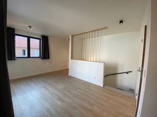 Deze recente nieuwbouwwoning is gelegen in het centrum van Leuven, op wandelafstand van het station en diverse voorzieningen.De woning omvat inkomhal...