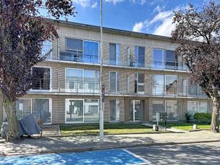 <p><strong><span>Rustig gelegen appartement met twee slaapkamers, privatieve tuin, garagebox en kelderberging, momenteel verhuurd aan correcte huurders.</span></strong></p>
<p><span>Op zoek naar een </span><strong><span>interessante investering op een centrale ligging</span></strong><span>? Dit appartement combineert een rustige woonomgeving met een vlotte bereikbaarheid en een aantal extra troeven die het bijzonder aantrekkelijk maken voor zowel investeerders als eigen bewoning op termijn.</span></p>
<p><span>Het appartement bevindt zich op een </span><strong><span>centrale doch rustige locatie</span></strong><span>, nabij winkels, scholen en openbaar vervoer. Bovendien beschikt het over een compacte privatieve tuin met achteraan een uitgang naar het garagecomplex, waar zich de </span><strong><span>privatieve garagebox bevindt die inbegrepen is in de verkoopprijs</span></strong><span>.</span></p>
<p><span>De indeling is praktisch en functioneel. Via de inkomhal bereik je de </span><strong><span>woonkamer met aansluitend een aparte keuken</span></strong><span>. Naast de keuken bevindt zich een handige </span><strong><span>berging/wasplaats</span></strong><span>.</span></p>
<p><span>Centraal in het appartement zijn de </span><strong><span>badkamer en het afzonderlijke toilet</span></strong><span> gelegen. Achteraan bevinden zich </span><strong><span>twee slaapkamers</span></strong><span>, die elk toegang bieden tot een veranda. Deze veranda is momenteel aanwezig maar dient nog </span><strong><span>te worden geregulariseerd</span></strong><span>.</span></p>
<p><span>Extra bergruimte is voorzien in de kelder, waar het appartement beschikt over een </span><strong><span>privatieve kelderberging</span></strong><span>.</span></p>
<h3><span>Een investering met onmiddellijk rendement</span></h3>
<p><span>Het appartement is momenteel </span><strong><span>verhuurd aan correcte huurders</span></strong><span>. Het lopende huurcontract eindigt op </span><strong><span>31 juli 2027</span></strong><span>, waardoor u als investeerder verzekerd bent van een stabiele verhuursituatie op korte termijn.</span></p>
<p><strong><span>Troeven:</span></strong></p>
<ul>
<li><span>Centrale maar rustige ligging</span></li>
<li><span>Winkels, scholen en openbaar vervoer in de onmiddellijke omgeving</span></li>
<li><span>Twee slaapkamers</span></li>
<li><span>Compacte privatieve tuin</span></li>
<li><span>Rechtstreekse toegang tot het garagecomplex</span></li>
<li><strong><span>Privatieve garagebox inbegrepen</span></strong></li>
<li><span>Privatieve kelderberging</span></li>
<li><span>Praktische indeling</span></li>
<li><span>Verhuurd aan correcte huurders</span></li>
<li><span>Huurcontract loopt tot </span><strong><span>31 juli 2027</span></strong></li>
<li><span>Interessante opportuniteit voor investeerders</span></li>
</ul>
<p><span>Een appartement met </span><strong><span>tuin én garagebox op een centrale ligging</span></strong><span>, gecombineerd met een bestaande verhuursituatie: een interessante opportuniteit voor wie op zoek is naar een investering met bijkomende troeven.</span></p>
<p><span></span></p>