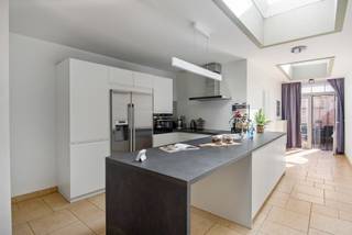 In het centrum van Niel, op wandelafstand van winkels, scholen en openbaar vervoer, vind je deze aangename woning met twee slaapkamers.Buiten...