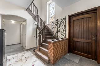 Met plezier stellen wij u deze instapklare gezinswoning voor in Heverlee, gelegen in de Raalbeeklaan, een gezellige doodlopende straat op een uitstekende locatie vlak bij Leuven. Dankzij de gunstige ligging geniet u van een vlotte verbinding naar het stadscentrum en de omliggende invalswegen, terwijl ook het openbaar vervoer binnen handbereik ligt. De woning is gelegen op een perceel van 485 m² en biedt bijzonder veel ruimte en comfort, met onder meer een vrijstaande garage met elektrische poort, een kelder, een zolderruimte en twee volwaardige verdiepingen. Bij het binnenkomen wordt u verwelkomd in een zeer ruime en sierlijke inkomhal, die meteen het aangename ruimtegevoel van de woning benadrukt. Op het gelijkvloers bevindt zich een lichtrijke en royale woonkamer met raampartijen rondom, waardoor de leefruimte baadt in natuurlijk licht. Aansluitend vindt u de uitgeruste keuken met gezellig ziteiland en zicht op de tuin, afgewerkt met kwalitatieve materialen en voorzien van alle nodige toestellen. Verder beschikt het gelijkvloers over een aparte bureauruimte en een gastentoilet. Op de bovenverdieping bevinden zich drie volwaardige slaapkamers en een badkamer. Buiten geniet u van een aangename tuin met tal van mogelijkheden, ideaal voor wie houdt van rust, groen en privacy. Kortom: een stevige, karaktervolle en instapklare gezinswoning met garage en tuin, gelegen op een rustige toplocatie in Heverlee. Interesse? Contacteer ons via info@homies.be of bel 016 22 82 22.