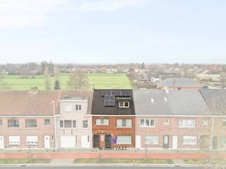 Ontdek deze ruime rijwoning op een rustige toplocatie in Zele, Veldekensstraat 144. Deze woning werd gerenoveerd in 2017 en biedt een...