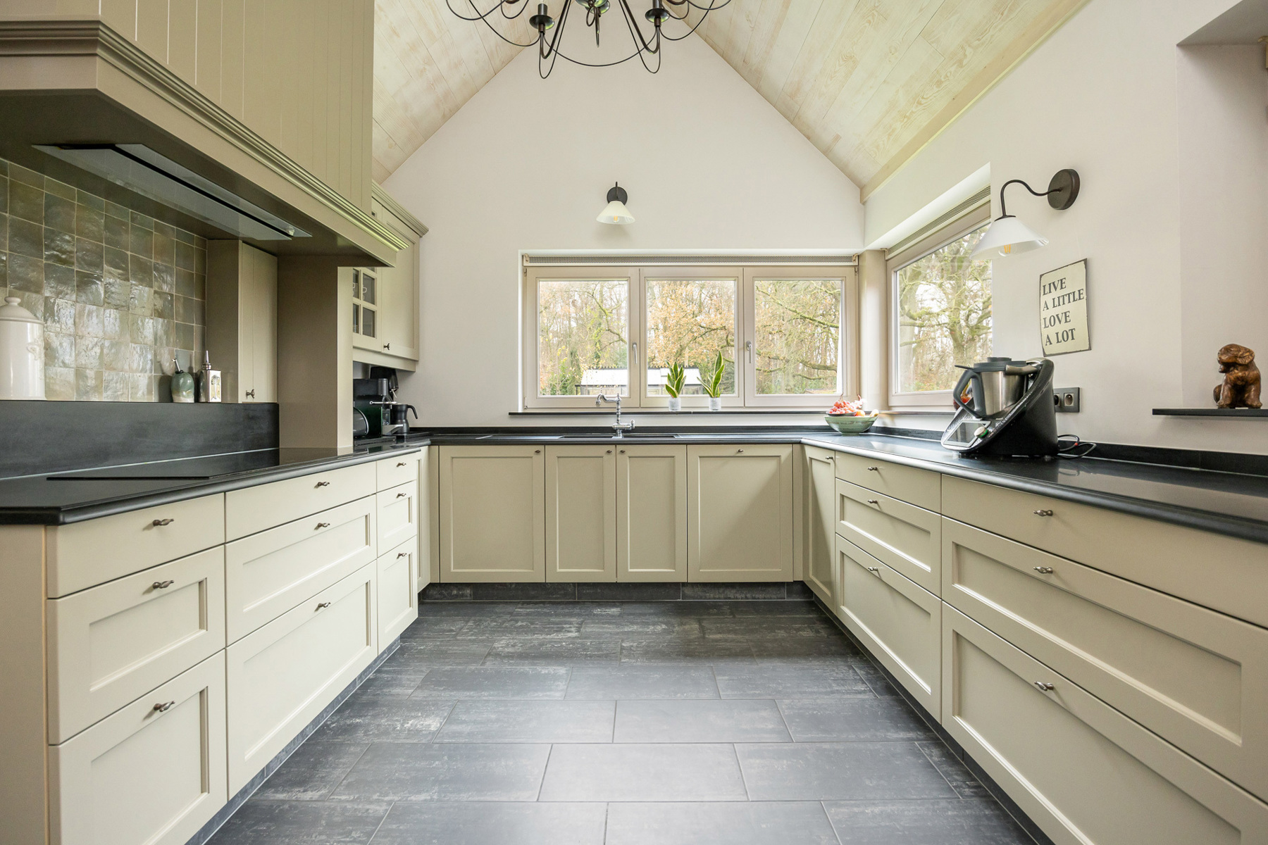 Rustig gelegen laagbouwwoning met mooie tuin - foto 4