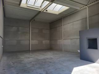 KMO-Unit te huur in Genk van 160m²KMO-Unit van 160m² met inpandig kantoor gelegen op het KMO-park Zuiderpark (Genk- Zuid). Goede bereikbaarheid van...