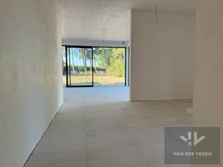 Ruime half open BEN-woning met 4 slaapkamers te bewonderen in het gezellige Kermt.Afwerking zit in het voorziene budget(ook de tuin, terras en...