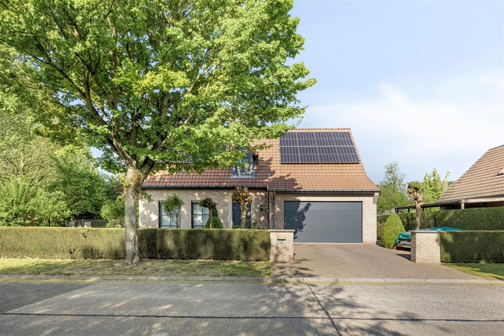 Rustig gelegen, goed onderhouden villa met 4 slaapkamers op 761 m². - foto 2