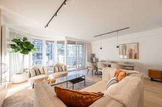 Op een unieke ligging, op slechts enkele stappen van het Rubensplein en de zee, en vlakbij het centrum, bevindt zich dit prachtig gerenoveerde appartement.<br />Deze parel verwelkomt u via een inkomhal met een afzonderlijk toilet. De lichtrijke leefruimte sluit naadloos aan op de open keuken en biedt toegang tot het terras aan de voorzijde. Verder beschikt het appartement over 3 slaapkamers en 2 douchekamers. Aan de achterzijde bevindt zich nog een bijkomend zonneterras, ideaal om in alle rust te genieten. Bovendien is er een privatieve kelderberging inbegrepen. Het appartement werd uiterst smaakvol gerenoveerd met oog voor detail en met gebruik van kwalitatieve materialen. Kleinschalig gebouw met slechts 1 appartement per verdieping! <br /><br />Mogelijkheid tot aankoop van een makkelijk inrijdbare autostaanplaats op het gelijkvloers in het gebouw.<br />Stedenbouwkundig uittreksel en maatregelenregister in aanvraag.<br /><br />Aarzel niet om ons te contacteren voor meer info: tel.: 050 62 44 14 of via knokke@immax.be.