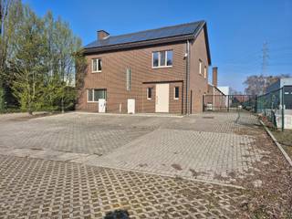 Goed gelegen bedrijfsgebouw te Genk-Zuid, gelegen op 6 km van de E314. Dit gebouw heeft een oppervlakte van 615m², waarbij het voorste gedeelte...