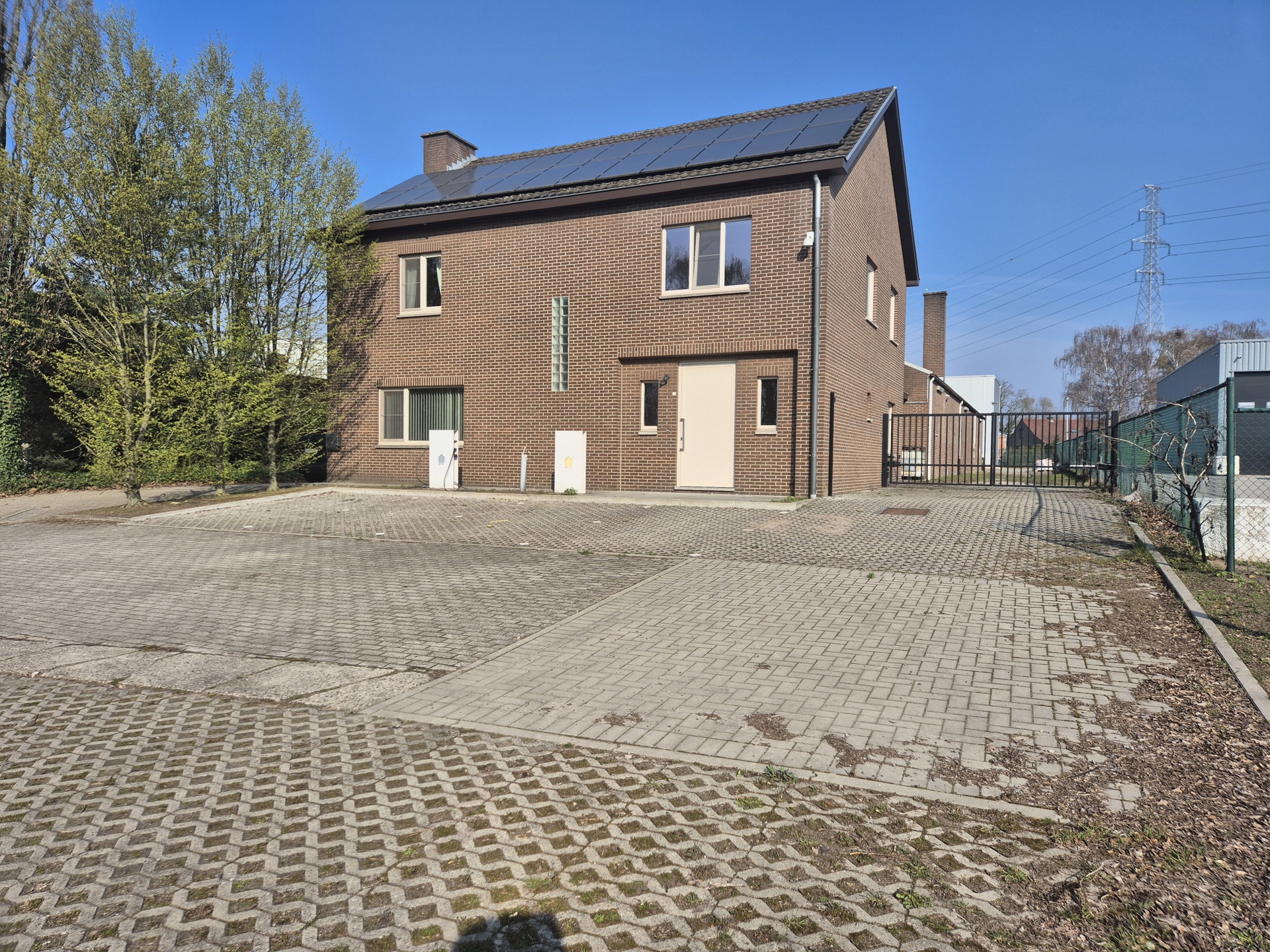 TE HUUR: magazijn/werkplaatsen van 615m² in Genk - foto 2