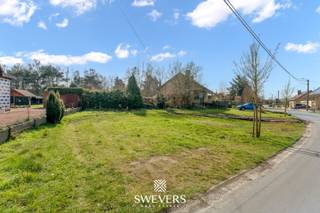 Voor uitgebreide info, surf naar www.SWEVERS.be! – Zoekt jouw vrijstaande nieuwbouw nog een ideale, zonrijke bouwgrond? Dan leg jij binnenkort de eerste steen van jouw droomwoning in het centrum van het gegeerde Koersel. Deze knappe bouwgrond heeft een zeer aangename oppervlakte van 5a 38ca. Met een opvallende perceelbreedte van maar liefst 29,23 meter kan je er dus voor kiezen om hier een strakke, vrijstaande en brede woning te realiseren. Zo blijft er met de perceeldiepte van ongeveer 40 meter ook achteraan zeker en vast nog heel wat zalige tuin over. En voor die tuin kan je rekenen op een fantastische zuidoostelijke oriëntatie. Dit prachtige perceel biedt plaats voor een ruime, vrijstaande gezinswoning met een maximale bouwdiepte van 15 meter op de gelijkvloerse verdieping en een maximale bouwdiepte van 10 meter op de eerste verdieping. Je mag hier dus twee zeer ruime bouwlagen realiseren met een maximale nokhoogte van maar liefst 11 meter. Voor de dakvorm ben je, binnen het maximale bouwvolume, vrij om te kiezen. Ga jij dus voor een klassieke, landelijke en elegante look van een zadeldak of word jij helemaal warm van een strakke, trendy nieuwbouw met plat dak? Jij beslist! Hoe die woning er straks dus moet uitzien om te voldoen aan al jouw smaken en wensen, dat weten we nog niet maar wat hier alvast een absolute zekerheid is, is de toplocatie! Interesse? Tel. 011 255 155. Bron bewoonbare oppervlakte: EPC – verslag.