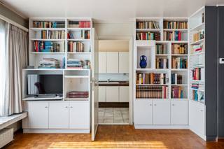Op zoek naar een goed onderhouden appartement met twee ruime slaapkamers, een terras én een garage? Dan is dit appartement aan de Bikschotelaan in Borgerhout er eentje om op je radar te zetten.<br /><br />De ruime leefruimte met mooie parketvloer biedt plaats voor een gezellige zithoek en eetruimte. Een fijne plek om thuis te komen.<br /><br />De keuken is functioneel, maar kan een hedendaagse update gebruiken. Ideaal voor wie graag zijn eigen stempel op de woning drukt. Verder zijn er twee volwaardige slaapkamers en een extra dressing/werkruimte. Home office, dressing of hobbyruimte… jij kiest!<br /><br />De badkamer is praktisch ingericht en voorzien van een inloopdouche.<br /><br />Achteraan vind je een aangenaam terras, waar je rustig kunt genieten van een koffietje of een zonnige dag.<br /><br />En alsof dat nog niet genoeg is, beschikt het appartement ook over een garage op het gelijkvloers. Gedaan met rondjes rijden op zoek naar een parkeerplaats. <br /><br />+ 2 ruime slaapkamers<br />+ Leefruimte met parket<br />+ Te renoveren keuken<br />+ Badkamer met inloopdouche<br />+ Aparte dressing/werkruimte<br />+ Terras achteraan<br />+ Garage op het gelijkvloers<br /><br />Een goed onderhouden appartement met een stevige basis én heel wat mogelijkheden om er helemaal je eigen thuis van te maken.<br />Vg, wg, gmo, gvv, geen overstromingsgevoelig gebied,