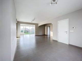 ENKEL BEZOEKAANVRAAG VIA ONZE WEBSITE WWW.IMMODAVINCI.BEU betreedt de villa via een trap die direct toegang biedt in de inkomhal.Wanneer u de villa...