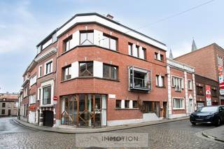Deze vergunde opbrengsteigendom bestaat uit twee volwaardige appartementen, gelegen in een hoekwoning in het centrum van Kortrijk.Beide wooneenheden...