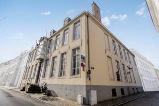 Looking for a spacious, classy office for rent in the historic city center? With a usable floor area of 769 m², this impressive property in...