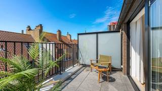Zeer mooi duplex-appartement met een groot zonneterras, rustig gelegen in het centrum van Heist. Een uiterst centrale locatie vlakbij alle voorzieningen (bakker, slager, apotheker, …). Ook het strand ligt op enkele minuten wandelen. Energieklasse B!<br /><br />Indeling: Verdieping 4: inkom met een apart toilet, een zeer grote en volledig ingerichte keuken met veel licht en een mooie woonkamer met toegang tot het ruim zonneterras. <br />Verdieping 5: twee slaapkamers en een ruime badkamer met een inloopdouche en extra toilet.<br /><br />Huurprijs per maand: € 1.190 huur + € 60 syndicuskosten.<br />Onmiddellijk beschikbaar. <br /><br />Bezoek gewenst? <br />Contacteer Willem Cauwels op tel. 050/89.27.70.