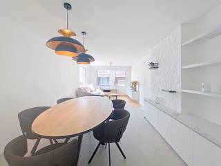 Maison mitoyenne entièrement rénovée (2023-2024), située au calme à proximité du centre de Nieuport-ville.<br />Disposition: entreé, toilette séparée, living avec cuisine ouverte, débarras séparé et accès à la cour. Au premier étage se trouvent 2 chambres à coucher, dont une avec salle de bain attenante, une deuxième salle de bain et un wc séparé. Au deuxième étage se trouve le grenier qui peut être converti en une chambre supplémentaire.<br />La maison dispose d'une cave et d'un garage.