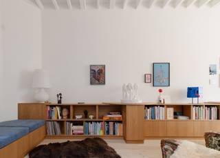 Deze charmante woning in de prachtige Generaal Van Merlenstraat, een zijstraat van de iconische Cogels-Osylei in Berchem, werd recent volledig en energetisch gerenoveerd met respect voor de authentieke elementen van het pand. De woning ligt op wandelafstand van station Berchem en het bruisende Draakplaats, met tal van winkels, horeca, openbaar vervoer en andere voorzieningen in de nabije omgeving. <br /><br />Via de inkomhal kom je op het gelijkvloers in een veelzijdige ruimte die momenteel ingericht is als lees-, werk- en zitruimte. De ruimte beschikt over een prachtige, volledig op maat gemaakte kast met zitbank. Vanuit deze ruimte heb je zicht en toegang tot de gezellige koer van ongeveer 8 m².<br /><br />Op de eerste verdieping bevindt zich de ruime slaapkamer met en-suite badkamer. <br /><br />Tot slot leidt de trap naar het tweede verdiep, waar de keuken overgaat in een aangename leef- en eetruimte. Dankzij de hoge plafonds oogt elk verdiep bijzonder ruim en licht.<br /><br />De grote, droge kelderverdieping werd bij de verbouwing omgetoverd tot een volwaardige extra ruimte, met gastentoilet, wasberging, werkplaats en bijkomende berging.<br /><br />- Huurprijs: 1.275 euro/maand <br />- Kosten water, gas en elektriciteit apart (Zonnepanelen aanwezig)<br />- Huurcontract startende 1 jaar (mogelijkheid tot verlenging)<br />- Huurwaarborg = 3 maanden<br />- Kosten plaatsbeschrijving = 50/50 huurder en verhuurder<br /><br />Nog vragen? Contacteer jens@jamar.immo