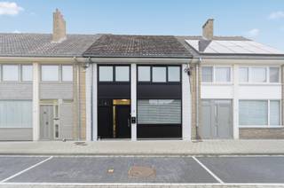 Volledig gerenoveerde woning (2016) in het centrum van Veurne Deze instapklare woning onderging in 2016 een totaalrenovatie en geniet van een ideale...