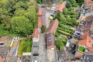 <p>Deze projectgrond aan de Gentsesteenweg 1209-1211 in Sint-Agatha-Berchem biedt een uitzonderlijke opportuniteit voor projectontwikkelaars die op zoek zijn naar een herontwikkelingssite met een sterke ligging en een reeds onderbouwde stedenbouwkundige denkoefening.</p><p>Voor de site werd een uitgebreide haalbaarheidsstudie opgemaakt door Erik Vandenpoel Architecten. Daarbij vonden meerdere overlegmomenten plaats met de gemeente Sint-Agatha-Berchem, Urban Brussels en Leefmilieu Brussel om de ontwikkelingsmogelijkheden zorgvuldig af te toetsen. De studie vertrekt niet vanuit een volledige nieuwbouwontwikkeling, maar vanuit een doordachte herinrichting van de bestaande site, waarbij maximaal wordt ingezet op het behoud en de renovatie van de bestaande gebouwen en volumes.</p><p>Het voorgestelde concept creëert een kwalitatieve residentiële woonomgeving waarin verschillende woontypologieën worden gecombineerd met een groene inrichting van het binnengebied. Bij de uitwerking werd bijzondere aandacht besteed aan natuurlijke lichtinval, meerdere geveloriëntaties, privacy, private buitenruimtes, ontharding en biodiversiteit. Daarnaast voorziet de studie ondergrondse parkeerplaatsen, voldoende fietsenstallingen en een autoluw binnengebied, volledig in lijn met de hedendaagse visie op duurzaam wonen.</p><p>Een belangrijke meerwaarde is dat de haalbaarheidsstudie reeds werd besproken met de bevoegde overheden, waardoor de aandachtspunten en randvoorwaarden duidelijk in kaart zijn gebracht. Dit biedt een waardevolle basis voor de verdere ontwikkeling van de site, uiteraard onder voorbehoud van het verkrijgen van de vereiste stedenbouwkundige vergunningen.</p><p>Ook de ligging is bijzonder aantrekkelijk. De Gentsesteenweg vormt een belangrijke invalsweg naar Brussel en biedt een uitstekende bereikbaarheid met de wagen dankzij de onmiddellijke nabijheid van de Brusselse Ring (R0) en de E40. Daarnaast bevinden zich diverse bus- en tramverbindingen, het station Sint-Agatha-Berchem, scholen, winkels, sportinfrastructuur en recreatiemogelijkheden in de directe omgeving. Ook de Basiliek van Koekelberg, het Erasmusziekenhuis, het UZ Brussel en het centrum van Brussel liggen op korte afstand.</p><p>Deze eigendom biedt dan ook een interessante opportuniteit voor ontwikkelaars die willen investeren in de kwalitatieve herontwikkeling van een bestaande site op een strategische locatie binnen het Brussels Hoofdstedelijk Gewest. Contacteer ons graag voor meer informatie of een vertrouwelijk gesprek.</p>