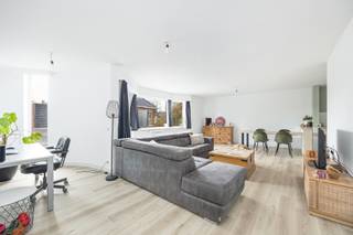 Dit ruime appartement op de eerste verdieping is centraal gelegen en bevindt zich op wandelafstand van winkels en voorzieningen. De lichte...