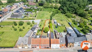 ZOTTEGEM - Te renoveren woning op perceel van ca. 5a 75ca <br /><br />Bent u op zoek naar een renovatieproject met tal van mogelijkheden? Deze woning in een rustige omgeving van Zottegem is gelegen op een perceel van ca. 575 m² en biedt de ideale basis om uw droomwoning volledig naar eigen smaak te realiseren.<br /><br />Op het gelijkvloers bevinden zich een gezellige woonkamer, een eetplaats, een keuken en een badkamer. De eerste verdieping telt drie volwaardige slaapkamers. Daarnaast beschikt de woning over een inpandige garage en een praktisch bijgebouw van ca. 35 m², ideaal als opslagruimte, hobbyruimte of atelier.<br /><br />Een absolute meerwaarde is de achterliggende weide van ca. 3.280 m², die optioneel kan worden aangekocht. Hierdoor is deze eigendom bijzonder geschikt voor dierenliefhebbers, hobbyboeren of wie gewoon wil genieten van extra buitenruimte en groen. De weide is gelegen in landschappelijk waardevol agrarisch gebied.<br /><br />De woning heeft een EPC-label F en valt onder de renovatieverplichting. Dit biedt u de kans om de woning grondig te vernieuwen en aan te passen aan de hedendaagse woon- en energienormen.<br /><br />Troeven:<br />- Perceel van ca. 575 m²<br />- 3 slaapkamers<br />- Inpandige garage<br />- Bijgebouw van ca. 35 m²<br />- Optioneel aan te kopen weide van ca. 3.280 m²<br />- Rustige ligging<br />- Renovatieproject met veel potentieel<br /><br />Interesse? Contacteer ons voor meer informatie of plan een bezoek via 053/60.65.66.<br /><br />De vermelde prijs is een richtprijs. Na ontvangst van de biedingen zal de verkoper beslissen of hij/zij de eigendom verkoopt aan het beste bod. De richtprijs is aldus niet bindend voor de verkoper. Voor meer info kunt u ons contacteren of het reglement raadplegen op onze website.<br />De vermelde prijs is een richtprijs. Na ontvangst van de biedingen zal de verkoper beslissen of hij/zij de eigendom verkoopt aan het beste bod. De richtprijs is aldus niet bindend voor de verkoper. Voor meer info kunt u ons contacteren of het reglement raadplegen op onze website.