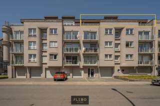 Gelegen vlakbij de Zeedijk en de winkelstraat van Wenduine treffen we dit ruime, perfrect onderhouden penthouse. Het appartement biedt plaats aan 2 volwaardige slaapkamers, ruime leefruimte en schitterend zonneterras.<br /><br />We betreden het appartement op de vierde verdieping van deze recente residentie. Rechtstreekse toegang via de inkomhall met gastentoilet tot de lichtrijke leefruimte, onderverdeeld in volledig geïnstalleerde keuken, eetruimte en zithoek. Via de hoge raampartijen krijgen we toegang tot het terras van 29m². Terug via de living begeven we ons tot de nachthall welke toegang geeft tot de <em>‘master bedroom’</em> met ensuite bad- en douchekamer. Tweede volwaardige slaapkamer, toilet en bergruimte met de aansluitingen.<br /><br /><strong><u>Extra troeven:</u></strong>
<ul>
<li>Lichtrijke, ruime oppervlakten</li>
<li>Perfect onderhouden</li>
<li>Airconditioning aanwezig</li>
<li>Schitterend zonneterras (29m²)</li>
<li>Mogelijkheid tot huren van een garagebox in de residentie</li>
</ul>
<br />Dit appartement vormt een schitterende opportuniteit voor zij die willen genieten van al het gezellige dat deze familiebadstad te bieden heeft, doch rustig en met de nodige privacy wensen te vertoeven. Contacteer ons via 050/69.02.03 of info@flebo.be voor meer informatie of een bezichtiging!