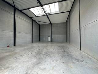 Entrepôt à louer d'environ... m² dans le centre de Woesten. L'entrepôt est situé à 15 minutes de Poperinge et d'Ypres. <br /><br />Spécifications : <br />- Portail sectionnel (4,5 m H x 4 m L) ;<br />- Hauteur libre 7 m ;<br />- Lucarne ;<br />- Isolé <br /><br />De plus, le bâtiment dispose d'une place de parking devant et d'une cour spacieuse pour circuler avec un camion. <br />Bref, un entrepôt neuf de haute qualité, équipé de tous les conforts. <br /><br />Vous recherchez un entrepôt à louer à Woesten ? N'hésitez pas à nous contacter au 056 21 11 11 !