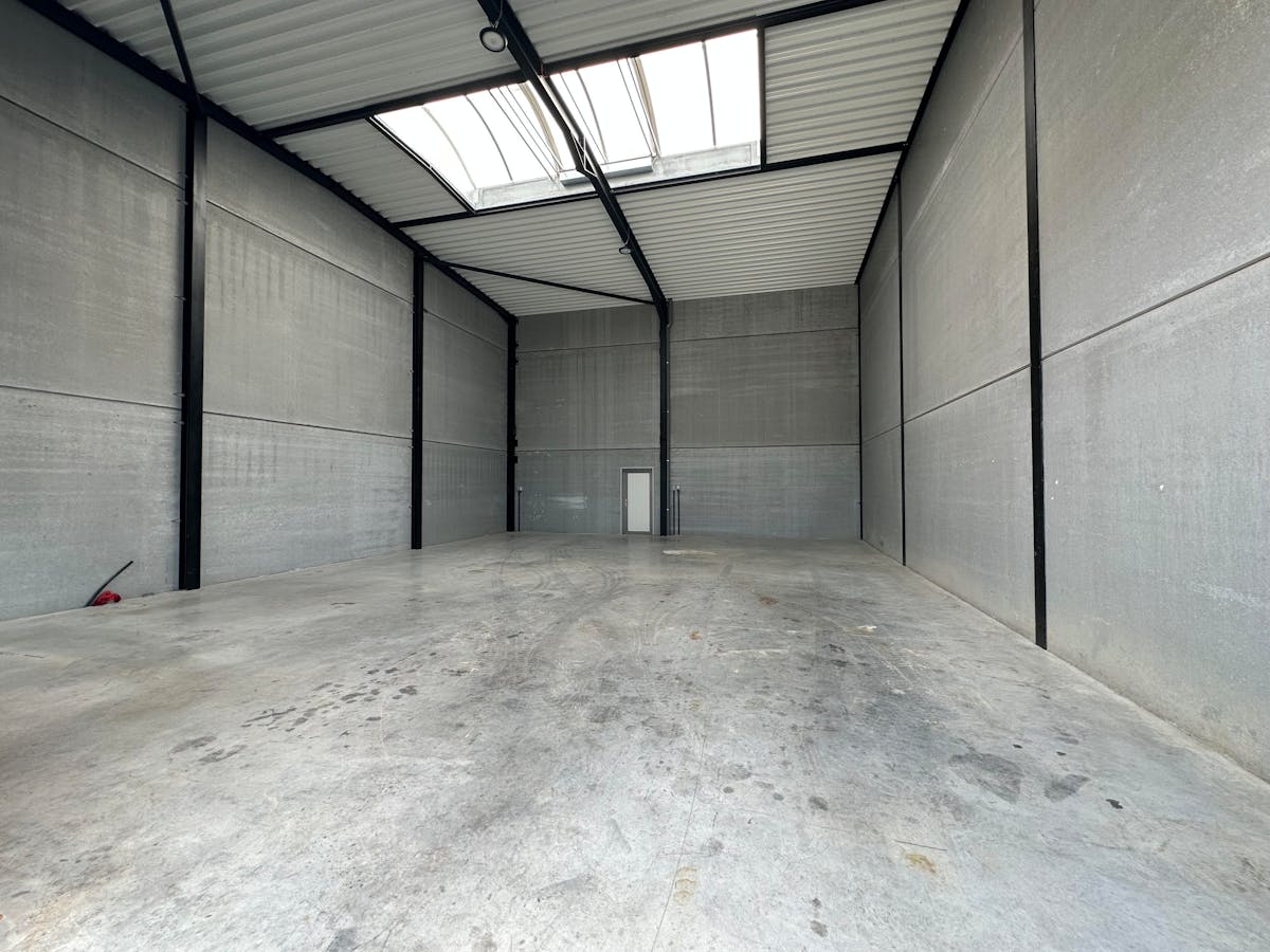 SME unit for rent in Woesten - photo 2
