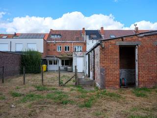 In Wondelgem bieden wij dit unieke pand te koop aan. Het gebouw diende sinds 1954 als slagerij en combineert een handelsruimte met...