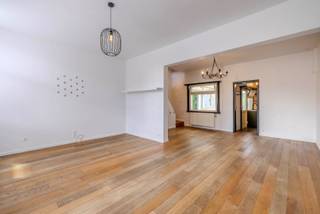 Instapklare woning met 2/3 slaapkamers centraal gelegen op een ruim perceel van 623 m². <br /><br />Indeling <br />GLV: gezellige en lichtrijke woonkamer met hoge plafonds op parket, mogelijkheid tot aansluiting van pelletkachel; toegang tot kelder; volledig geïnstalleerde keuken voorzien van de nodige toestellen (2024); deels betegelde ruime badkamer bevat toilet, douche, bad, dubbele lavabo en aansluiting WM/DK en overdekte veranda/koepel.<br />1V: nachthal; 2 ruime slaapkamers waarvan één met ingemaakte kast en kinderkamer/dressing/bureau met toegangsluik naar zolder; .<br /><br />Oprit vooraan de woning met 2 tot 3 parkeerplaatsen; automatische toegangspoort; ateliertje (vroeger kapsalon) achter de woning met water en verwarming; volledig omheinde tuin met aangelegd terras.<br /><br />Troeven:<br />+ EPC label D (geen renovatieplicht)<br />+ Elektriciteit conform<br />+ Asbestveilig<br />+ Ruime, omheinde tuin<br />+ Mogelijkheden voor bijberoep achteraan<br />+ Centraal gelegen nabij invalswegen, autostrade, scholen, winkels, etc. <br /><br />Bekijk zeker de 360° rondgang via onze website (+ mogelijkheid tot opmeten en ontmeubelen).<br /><br />Benieuwd wat deze leuke woning u te bieden heeft? Contacxteer ons voor een bezoek via 0479 01 00 00 of info@avantivastgoed.be