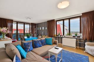 Vous recherchez un logement de vacances avec vue sur la piscine extérieure ? Alors vous êtes au bon endroit !<br /><br />Le nom « Green Garden » se passe sans doute d’explications : sur ce domaine, le calme règne au cœur d’une oasis de verdure ; les pelouses soigneusement entretenues, les haies, les arbres et la fontaine y contribuent bien sûr pleinement.<br />Cette propriété est située dans la phase 6 et bénéficie donc d’une situation centrale. En empruntant la Duinenweg, vous vous trouverez à 300 m de la plage de sable et de la digue. Actuellement, cette propriété est louée à l’année ; elle est très bien entretenue et offre une ambiance chaleureuse. Le hall d'entrée peut accueillir un vestiaire, des toilettes séparées, une salle de bains rénovée avec baignoire/douche et lavabo ; il y a deux chambres à coucher à part entière ; un salon d'angle très lumineux ; une grande terrasse ; une cuisine rénovée.<br /><br />Ce bien est proposé meublé et est donc prêt à emménager. Indice de performance énergétique (EPC): 383 (Label D).