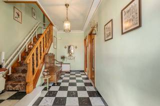 Deze RUSTIG GELEGEN WONING is gelegen te Sint-Michiels (Brugge), meer bepaald in de Ten Boomgaard 8 op een perceel grond van 358 m². De woonst beschikt over een bewoonbare oppervlakte van 165 m².<br />U geniet een zeer gunstige ligging, in een rustige straat vlakbij lokale handelaars, uitvalswegen en diverse winkels.<br /><br />PLUSPUNTEN:<br />* GUNSTIGE EN CENTRALE LIGGING<br />* DUBBELE GARAGE<br />* UITWEG ACHTERAAN<br />* PERFECT ONDERHOUDEN<br /><br />INTERIEUR:<br />U komt de woning binnen via de inkomhal met gastentoilet. Aansluitend bereikt u de lichtrijke leefruimte, bestaande uit een gezellige zit- en eethoek met ingebouwde kachel. Verder beschikt de woning over een ingerichte keuken met praktische koele berging. Via de nachthal heeft u toegang tot drie volwaardige slaapkamers en een badkamer uitgerust met een toilet, ligbad en enkel lavabomeubel. De zolderverdieping, te bereiken via een uitschuifbare zoldertrap, is opgedeeld in een praktische bergruimte mét een extra slaapkamer. Tot slot is er nog een veranda met aanpalend een wasruimte en extra bergruimte op het verdiep. De dubbele garage achteraan biedt ook een uitweg.<br /><br />EXTERIEUR:<br />De woning beschikt over een ruime tuin met tuinberging.