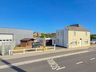 TE RENOVEREN GEZINSWONING MET RUIM WOONVOLUME, gelegen op een CENTRALE EN VLOT BEREIKBARE LOCATIE TE OUDENAARDE. Dankzij de GUNSTIGE LIGGING geniet u van een goede verbinding richting zowel OUDENAARDE ALS ZWALM, terwijl winkels, scholen, openbaar vervoer en andere dagelijkse voorzieningen zich op KORTE AFSTAND bevinden. Met een BEWOONBARE OPPERVLAKTE VAN CA. 174 M² biedt deze eigendom een SOLIDE BASIS om mits RENOVATIE uit te groeien tot een AANGENAME GEZINSWONING, volledig afgestemd op uw EIGEN SMAAK EN WOONWENSEN. De combinatie van 3 SLAAPKAMERS, verschillende leefruimtes, een aparte garage en een onderhoudsvriendelijke tuin zorgt daarbij voor HEEL WAT MOGELIJKHEDEN.<br />De indeling gaat als volgt: bij binnenkomst wordt u verwelkomd in de ruime woon- en eetkamer. Aansluitend bevindt zich een 2de ruime leefruimte met de te moderniseren keuken. Achteraan beschikt het gelijkvloers over een praktische berging/wasplaats en een ruime veranda met toegang tot de buitenruimte. Op de 1ste verdieping bevinden zich 3 slaapkamers, een te renoveren badkamer en een bijkomende bureau-/bergruimte, ideaal als thuiswerkplek of extra opslagruimte.<br />Buitenshuis beschikt deze eigendom over een praktische oprit, een aparte garage en een knusse, onderhoudsvriendelijke tuin.<br /><br />Adres: Nederenamestraat 52 te Oudenaarde