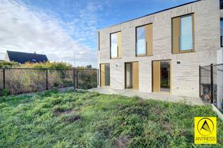 <p><span>EXCLUSIEF NIEUWBOUWAPPARTEMENT AAN 6% BTW! 121 m² WOONCOMFORT MET 3 SLAAPKAMERS EN TWEE TUINEN!</span></p><p><span>Nieuwbouw, aan 6% BTW (mits voldoening aan de voorschriften)!, 3 slaapkamer appartement van 121m² met tuin (Ca. 90m²), voortuin (Ca 50m²) en ondergrondse autostaanplaats + berging (opleg 35.000€).</span></p><p><span>Mogelijkheid tot 2 badkamers, thans is er één badkamer en een wasberging voorzien.</span></p><p><span>Het appartement wordt schilderklaar opgeleverd.</span></p><p><span> </span></p><p><span>Omschrijving:</span></p><p><span>Het appartement beschikt over een aparte inkomhal met technische berging waar alle technieken samenkomen.<br />De ruime leefkamer geniet via de kamerhoge schuiframen van aangename lichtinval en leuk zicht op de voortuin.<br />Achteraan de leefkamer treffen we de open keuken, voorzien van alle comfort.</span></p><p><span>In de nachthal treffen we het apart toilet met handenwasser.</span></p><p><span>De badkamer is uitgerust met groot lavabo-meubel en instapdouche.</span></p><p><span>Achteraan het appartement treffen we de 3 slaapkamers, waarvan één thans te gebruiken als bureau.</span></p><p><span>Ondergronds bereiken we via de lift de autostaanplaats, berging en gemeenschappelijke fietsenstalling.</span></p><p><span>Verder beschikt het appartement over een ventilatiesysteem D, centrale verwarming op gas en zonnepanelen, videofonie,...</span></p><p><span>De foto's werden bewerkt met AI.</span></p><p><span> </span></p><p><span>Bezoek ter plaatse/ gratis schatting met advies op maat? www.antress.be</span></p>