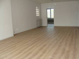 Gerenoveerd appartement (140m² en 3 slpkr) in centrum Lier .  DERDE VERDIEP: Inkomhal, aparte WC, berging, zeer ruime living, ingerichte...