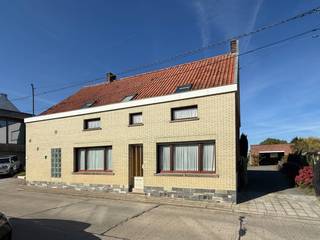 <br /><strong>TE MODERNISEREN WONING</strong> met APARTE WERKPLAATS (60M²) met SMEERPUT, diverse stallingen en een <strong>DIEPLOPENDE TUIN VAN MAAR LIEFST 1.580 M²</strong>, gelegen in het landelijke Opbrakel met <strong>PRACHTIGE VERGEZICHTEN</strong> over de glooiende omgeving. Deze eigendom biedt tal van mogelijkheden voor <strong>HANDIGE KLUSSERS, AUTOLIEFHEBBERS OF KLEINE ZELFSTANDIGEN</strong> die wonen en werken willen combineren. De woning beschikt over een woonkamer, afzonderlijk salon, keuken, uitgeruste badkamer en <strong>DRIE SLAAPKAMERS</strong>. Verder zijn er een praktische kelder, veranda met zicht op de tuin en uitbreidingsmogelijkheden in de in te richten zolderruimtes. Een absolute troef is de <strong>APARTE WERKPLAATS VAN CA. 60 M²</strong>, voorzien van een <strong>SMEERPUT</strong>, ideaal voor wie graag aan wagens sleutelt of extra werkruimte zoekt. De verschillende stallingen bieden <strong>BIJKOMENDE OPSLAGMOGELIJKHEDEN</strong>. De uitgestrekte tuin vormt bovendien een heerlijke plek voor tuinliefhebbers of het <strong>HOUDEN VAN KLEINVEE</strong>. Dankzij de rustige, landelijke ligging geniet u hier volop van <strong>RUIMTE, PRIVACY EN WEIDSE UITZICHTEN</strong>.<br /><br />Adres: Leinstraat 74 te Brakel<br /><br />Renovatieplicht van toepassing - EPC-label F; P-score: A, G-score: A; Bestuursmaatregelen in maatregelenregister: neen; Vrij bij akte.