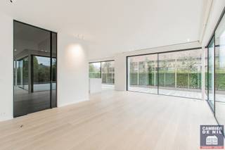 Exceptionele nieuwbouwvilla (2021) met mooie volumes op enkele minuten van het centrum van Knokke-Heist!Indeling: Inkom voorzien van ruime ingemaakte...